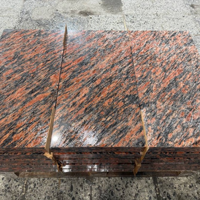 В работе красно-черный гранит "Калгуваара"